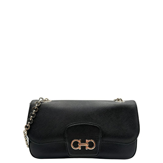 Front Borsa Salvatore Ferragamo in pelle saffiano nera con hardware argentato e iconico logo Gancini sulla chiusura. Da indossare a spalla. Originale, di lusso, usato, in condizioni ottime. 