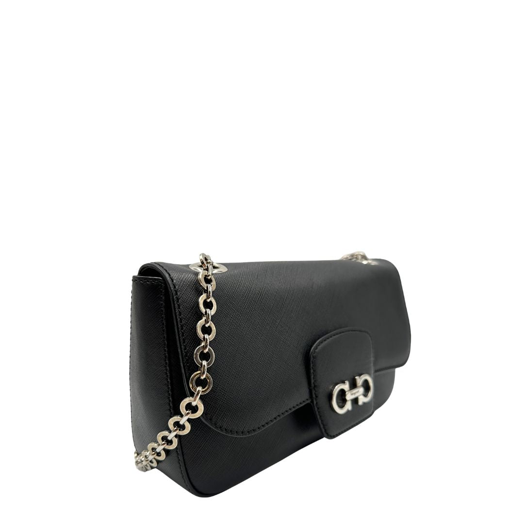 Laterale Borsa Salvatore Ferragamo in pelle saffiano nera con hardware argentato e iconico logo Gancini sulla chiusura. Da indossare a spalla. Originale, di lusso, usato, in condizioni ottime. 