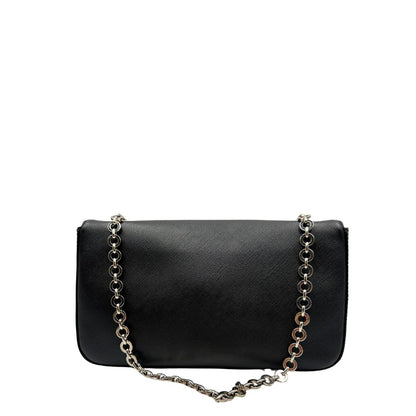 Retro Borsa Salvatore Ferragamo in pelle saffiano nera con hardware argentato e iconico logo Gancini sulla chiusura. Da indossare a spalla. Originale, di lusso, usato, in condizioni ottime. 