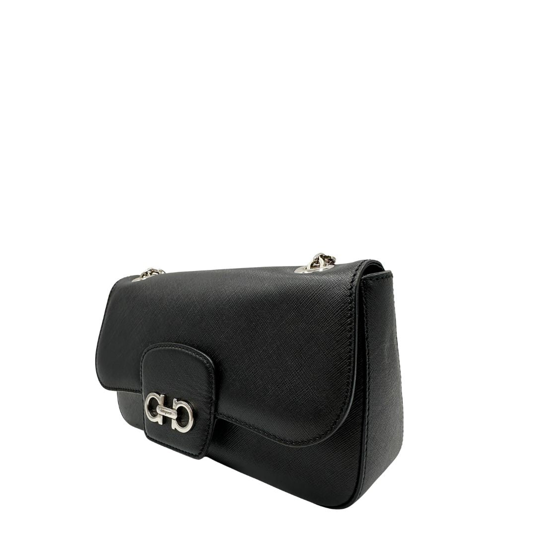 Laterale Borsa Salvatore Ferragamo in pelle saffiano nera con hardware argentato e iconico logo Gancini sulla chiusura. Da indossare a spalla. Originale, di lusso, usato, in condizioni ottime. 