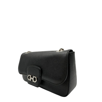 Laterale Borsa Salvatore Ferragamo in pelle saffiano nera con hardware argentato e iconico logo Gancini sulla chiusura. Da indossare a spalla. Originale, di lusso, usato, in condizioni ottime. 