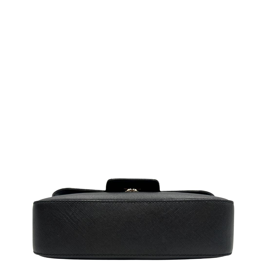Base Borsa Salvatore Ferragamo in pelle saffiano nera con hardware argentato e iconico logo Gancini sulla chiusura. Da indossare a spalla. Originale, di lusso, usato, in condizioni ottime. 