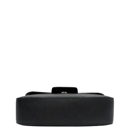 Base Borsa Salvatore Ferragamo in pelle saffiano nera con hardware argentato e iconico logo Gancini sulla chiusura. Da indossare a spalla. Originale, di lusso, usato, in condizioni ottime. 