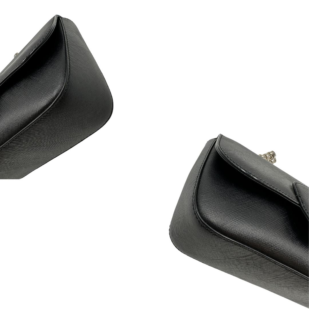 Angoli Borsa Salvatore Ferragamo in pelle saffiano nera con hardware argentato e iconico logo Gancini sulla chiusura. Da indossare a spalla. Originale, di lusso, usato, in condizioni ottime. 