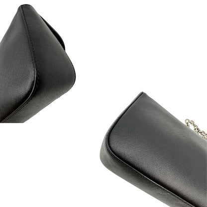 Angoli Borsa Salvatore Ferragamo in pelle saffiano nera con hardware argentato e iconico logo Gancini sulla chiusura. Da indossare a spalla. Originale, di lusso, usato, in condizioni ottime. 