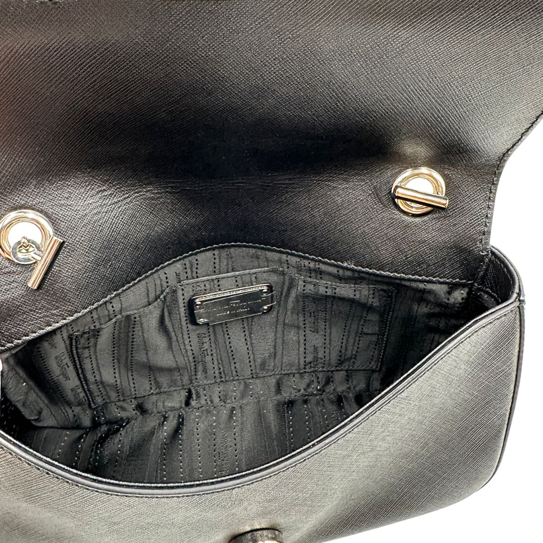 Interno Borsa Salvatore Ferragamo in pelle saffiano nera con hardware argentato e iconico logo Gancini sulla chiusura. Da indossare a spalla. Originale, di lusso, usato, in condizioni ottime. 