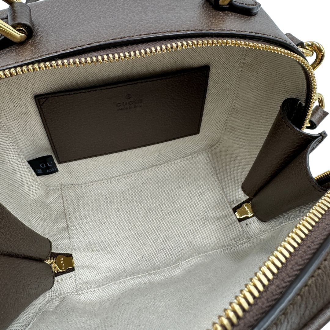 interno Borsa Gucci in canvas GG Supreme con l'iconica striscia Web verde e rossa, di lusso, originale, ottime condizioni, usata 