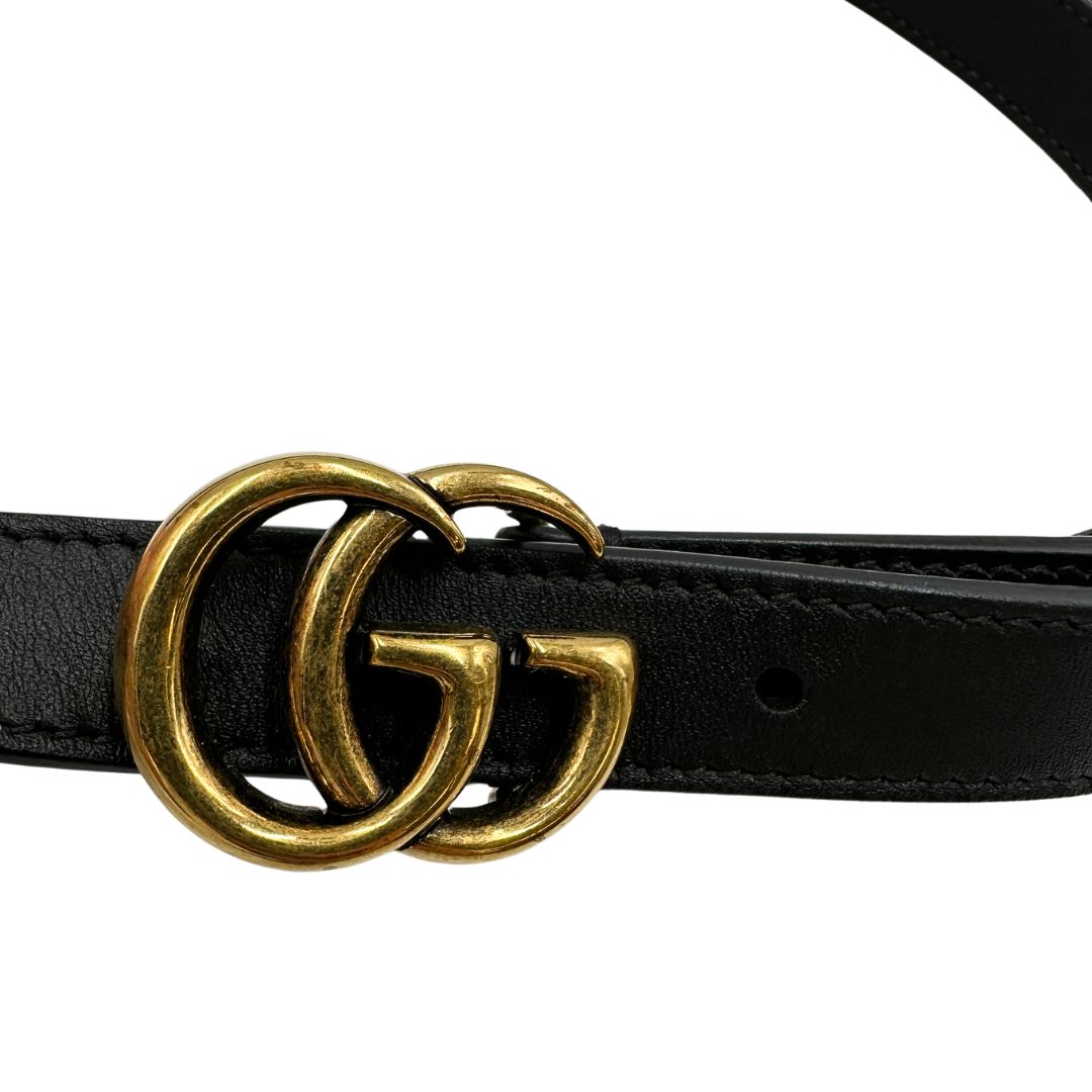 Cintura Gucci Marmont in pelle nera con fibbia GG in metallo dorato. Originale, di lusso, usata, in condizioni ottime. 