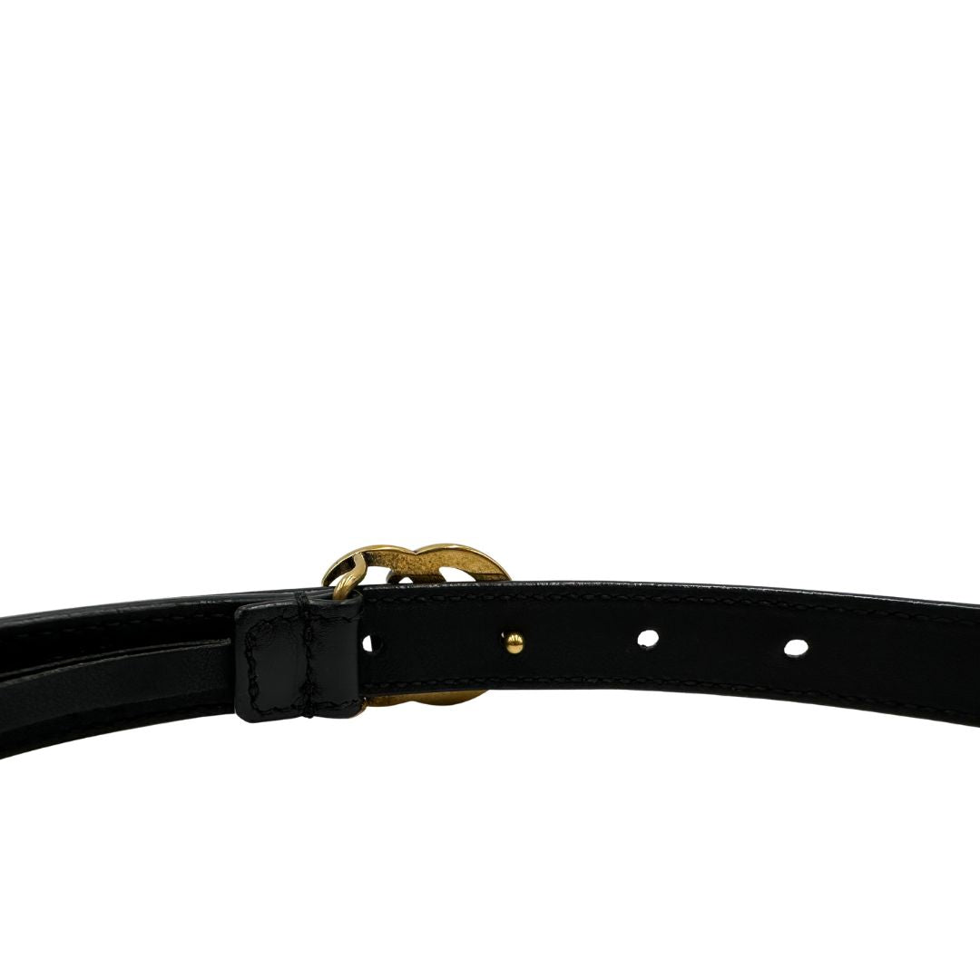 Cintura Gucci Marmont in pelle nera con fibbia GG in metallo dorato. Originale, di lusso, usata, in condizioni ottime. 