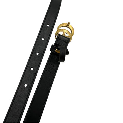 Cintura Gucci Marmont in pelle nera con fibbia GG in metallo dorato. Originale, di lusso, usata, in condizioni ottime. 