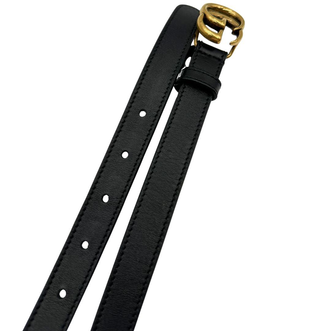 Cintura Gucci Marmont in pelle nera con fibbia GG in metallo dorato. Originale, di lusso, usata, in condizioni ottime. 