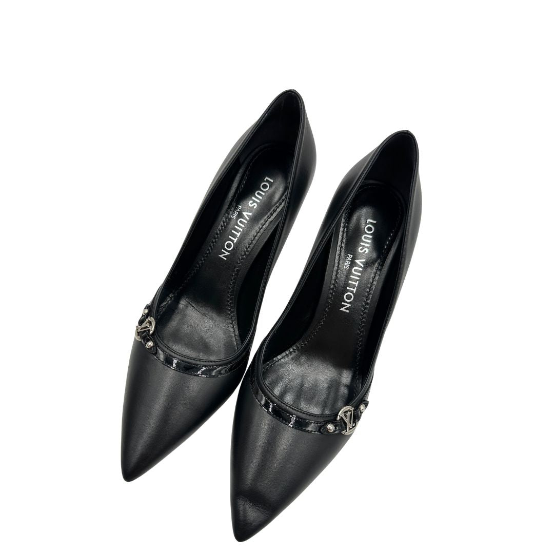 Décolleté 6AM LV in morbida pelle di agnello nera, caratterizzate dall'elegante linea affusolata a punta, di lusso, originale, usata