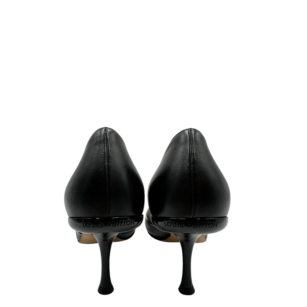Décolleté 6AM LV in morbida pelle di agnello nera, caratterizzate dall'elegante linea affusolata a punta, di lusso, originale, usata