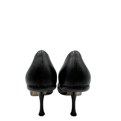 Décolleté 6AM LV in morbida pelle di agnello nera, caratterizzate dall'elegante linea affusolata a punta, di lusso, originale, usata