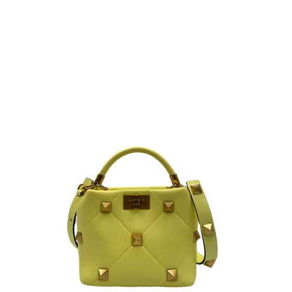 Front Borsa V. G. in nappa gialla, caratterizzata da un'impuntura a rombi trapuntata, maxi borchie iconiche e dettagli metallici color oro. Indossabile a mano oppure a tracolla. Originale, usata, di lusso, in ottime condizioni.