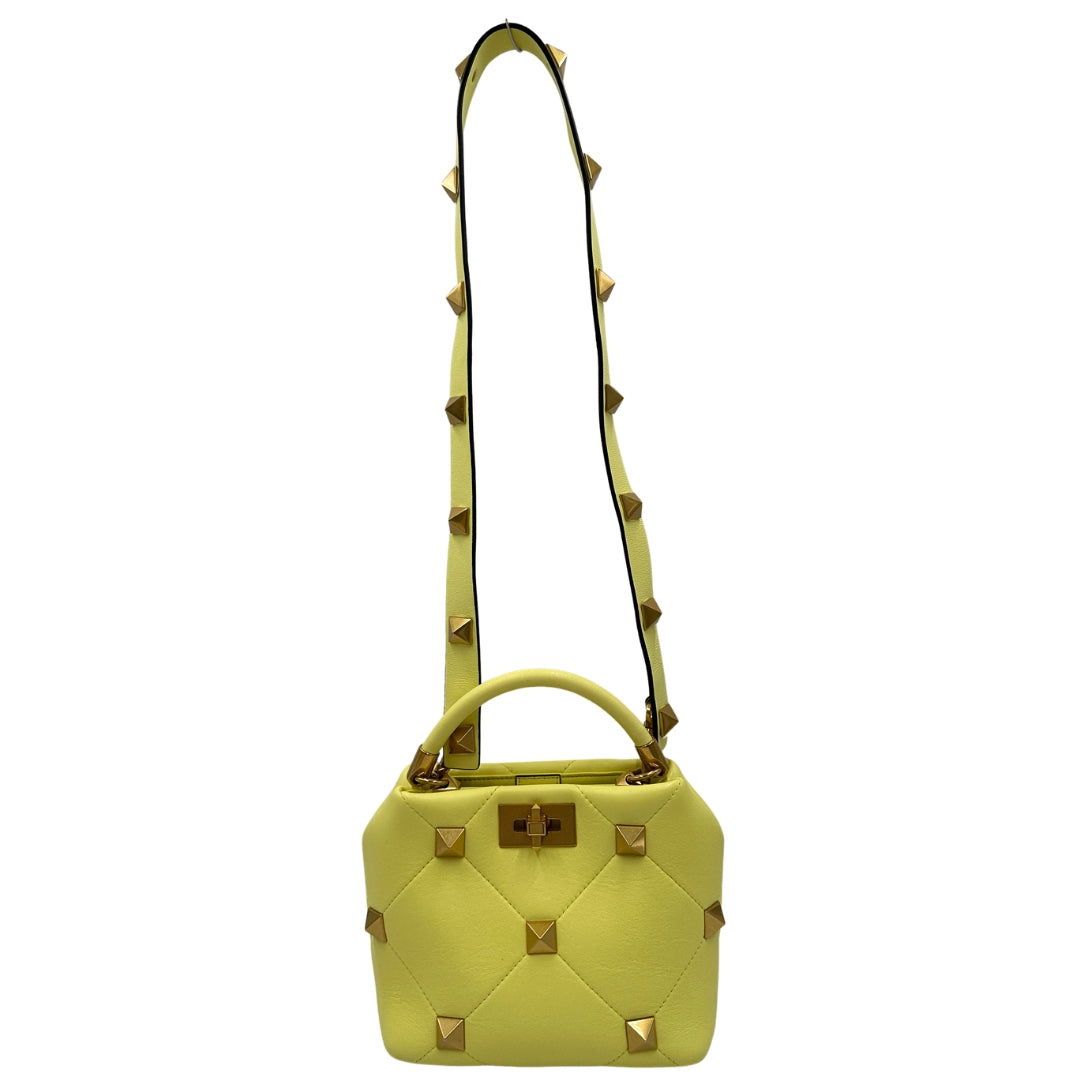 Front, Borsa V. G. in nappa gialla, caratterizzata da un'impuntura a rombi trapuntata, maxi borchie iconiche e dettagli metallici color oro. Indossabile a mano oppure a tracolla. Originale, usata, di lusso, in ottime condizioni.