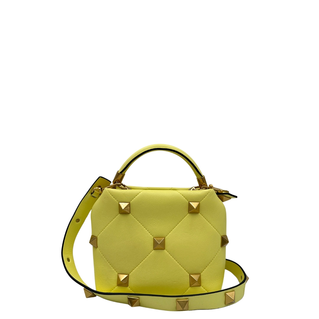 Retro, Borsa V. G. in nappa gialla, caratterizzata da un'impuntura a rombi trapuntata, maxi borchie iconiche e dettagli metallici color oro. Indossabile a mano oppure a tracolla. Originale, usata, di lusso, in ottime condizioni.