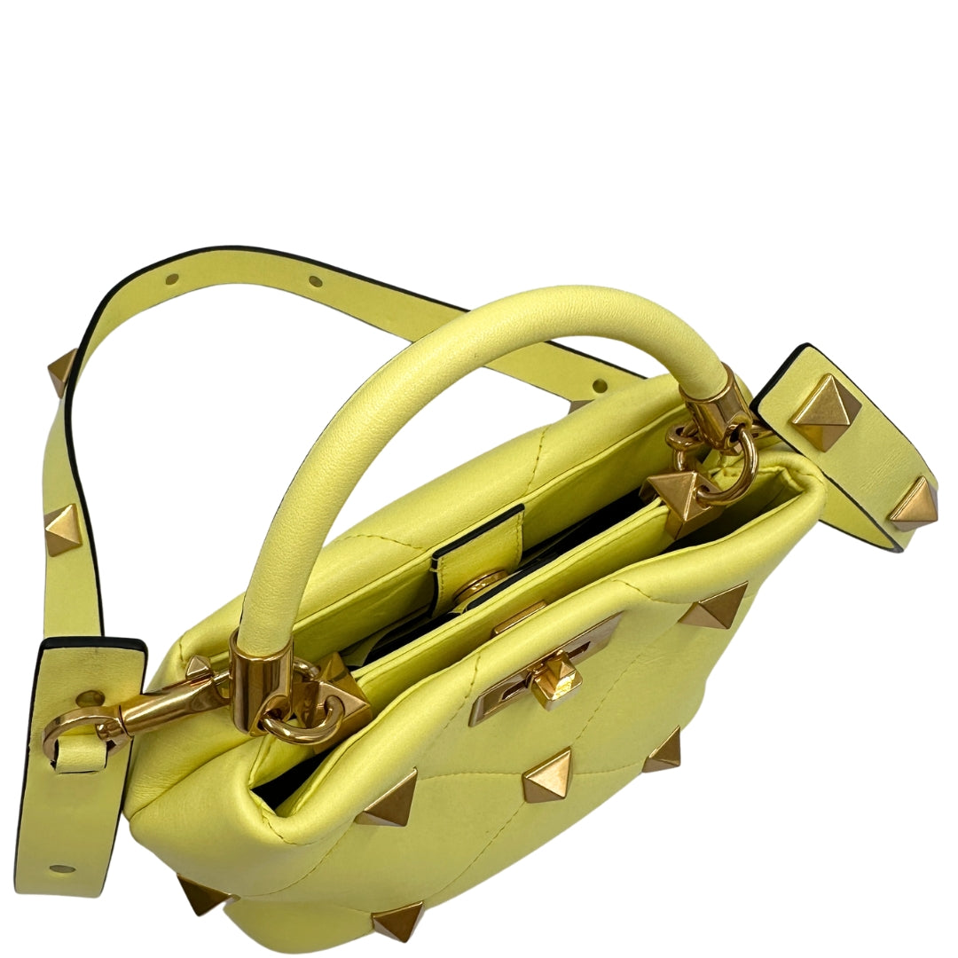 Manico, Borsa V. G. in nappa gialla, caratterizzata da un'impuntura a rombi trapuntata, maxi borchie iconiche e dettagli metallici color oro. Indossabile a mano oppure a tracolla. Originale, usata, di lusso, in ottime condizioni.