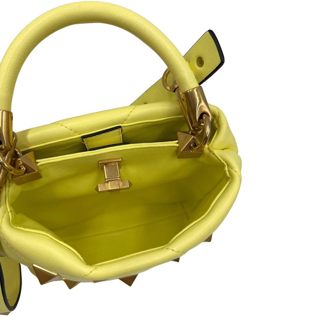 Interno, Borsa V. G. in nappa gialla, caratterizzata da un'impuntura a rombi trapuntata, maxi borchie iconiche e dettagli metallici color oro. Indossabile a mano oppure a tracolla. Originale, usata, di lusso, in ottime condizioni.