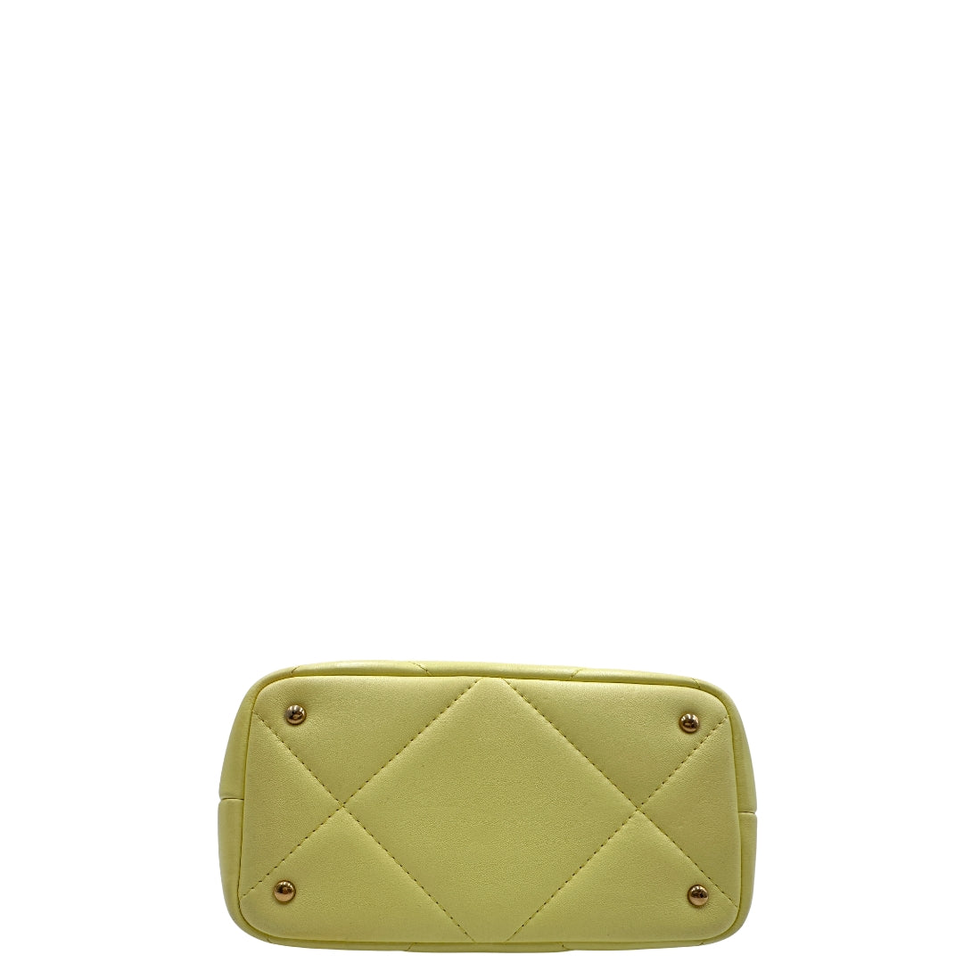 Base, Borsa V. G. in nappa gialla, caratterizzata da un'impuntura a rombi trapuntata, maxi borchie iconiche e dettagli metallici color oro. Indossabile a mano oppure a tracolla. Originale, usata, di lusso, in ottime condizioni.