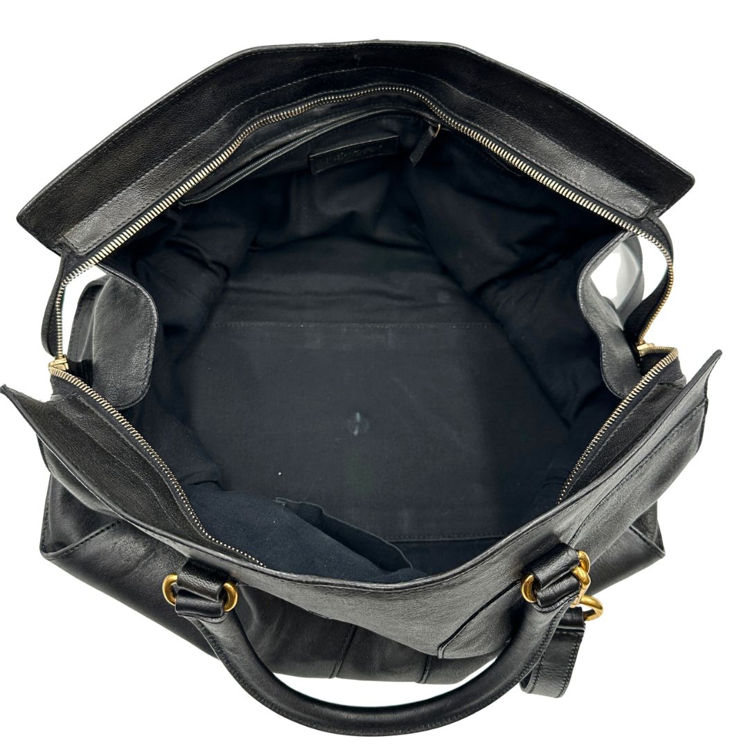 Interno borsa Yves Saint Laurent modello Cabas Chyc in pelle nera con parti metalliche dorate. Originale, di lusso, usato, in condizioni ottime.