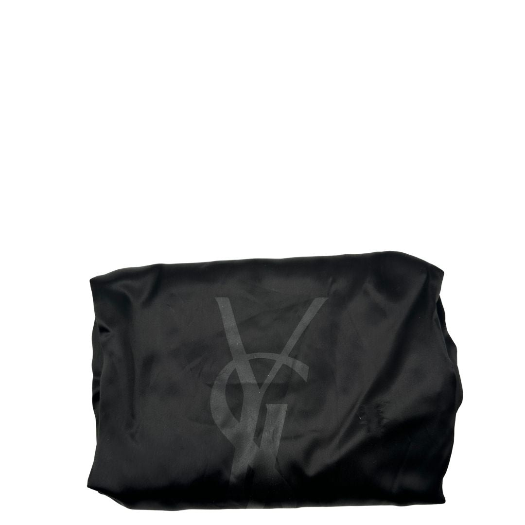 Dustbag borsa Yves Saint Laurent modello Cabas Chyc in pelle nera con parti metalliche dorate. Originale, di lusso, usato, in condizioni ottime.
