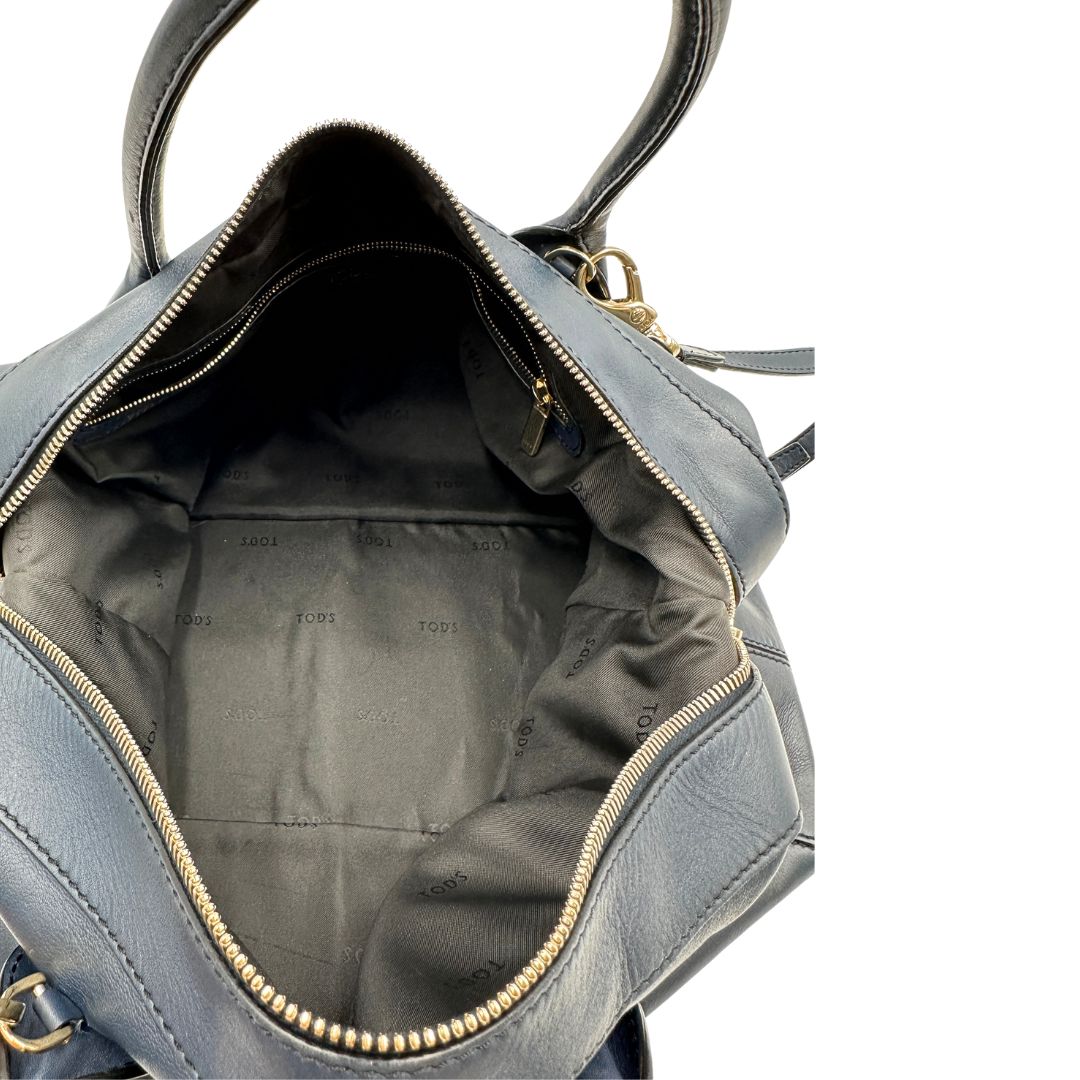 Interno, Borsa Tod's in pelle blu indossabile a tracolla, a spalla o a mano. Originale, usata, di lusso, in ottime condizioni