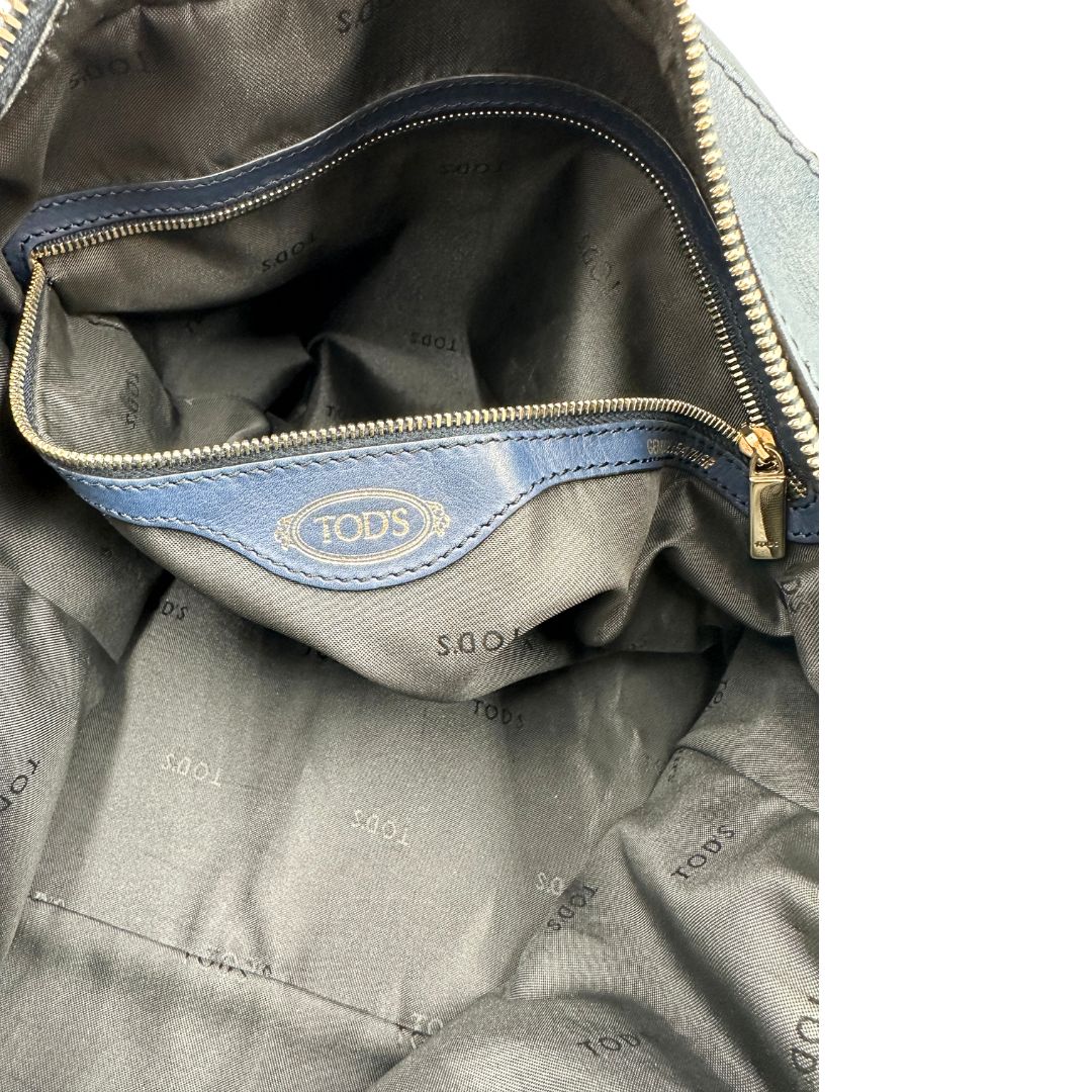 Interno, Borsa Tod's in pelle blu indossabile a tracolla, a spalla o a mano. Originale, usata, di lusso, in ottime condizioni.