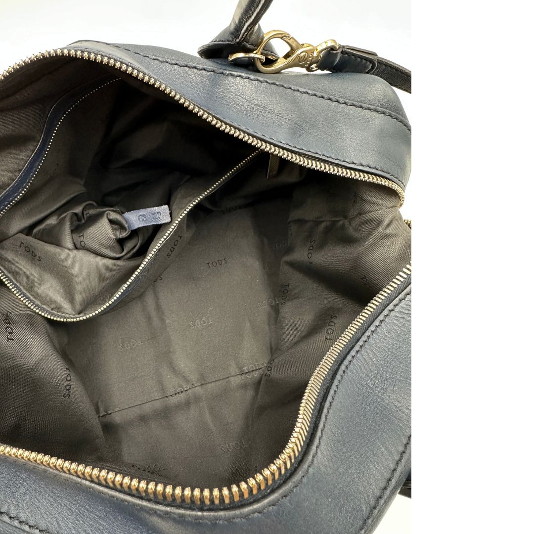 Interno, Borsa Tod's in pelle blu indossabile a tracolla, a spalla o a mano. Originale, usata, di lusso, in ottime condizioni.