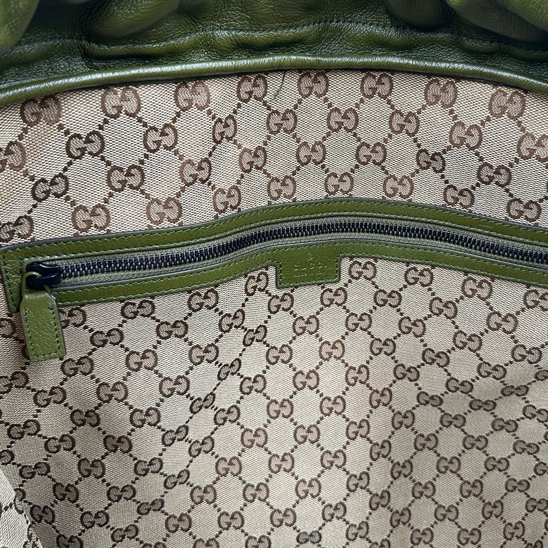 interno  Tote Gucci Monochrome Double G Drawstring in pelle verde con manici regolabili, di lusso, originale, ottime condizioni, usata