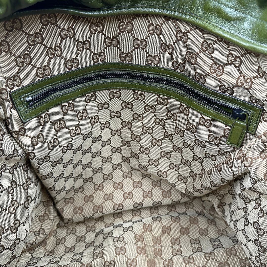 interno  Tote Gucci Monochrome Double G Drawstring in pelle verde con manici regolabili, di lusso, originale, ottime condizioni, usata