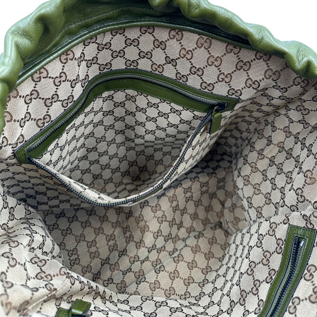 interno  Tote Gucci Monochrome Double G Drawstring in pelle verde con manici regolabili, di lusso, originale, ottime condizioni, usata