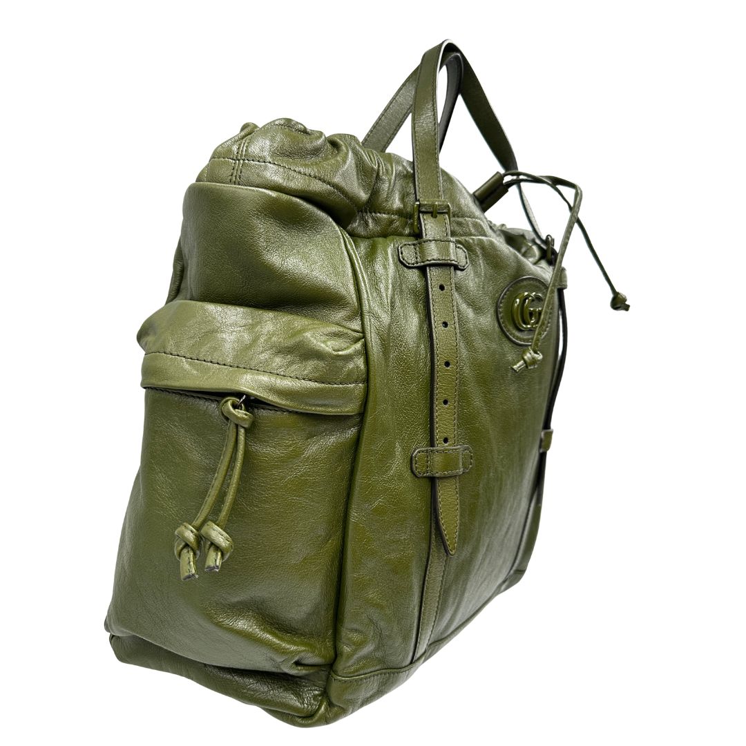 lato  Tote Gucci Monochrome Double G Drawstring in pelle verde con manici regolabili, di lusso, originale, ottime condizioni, usata 