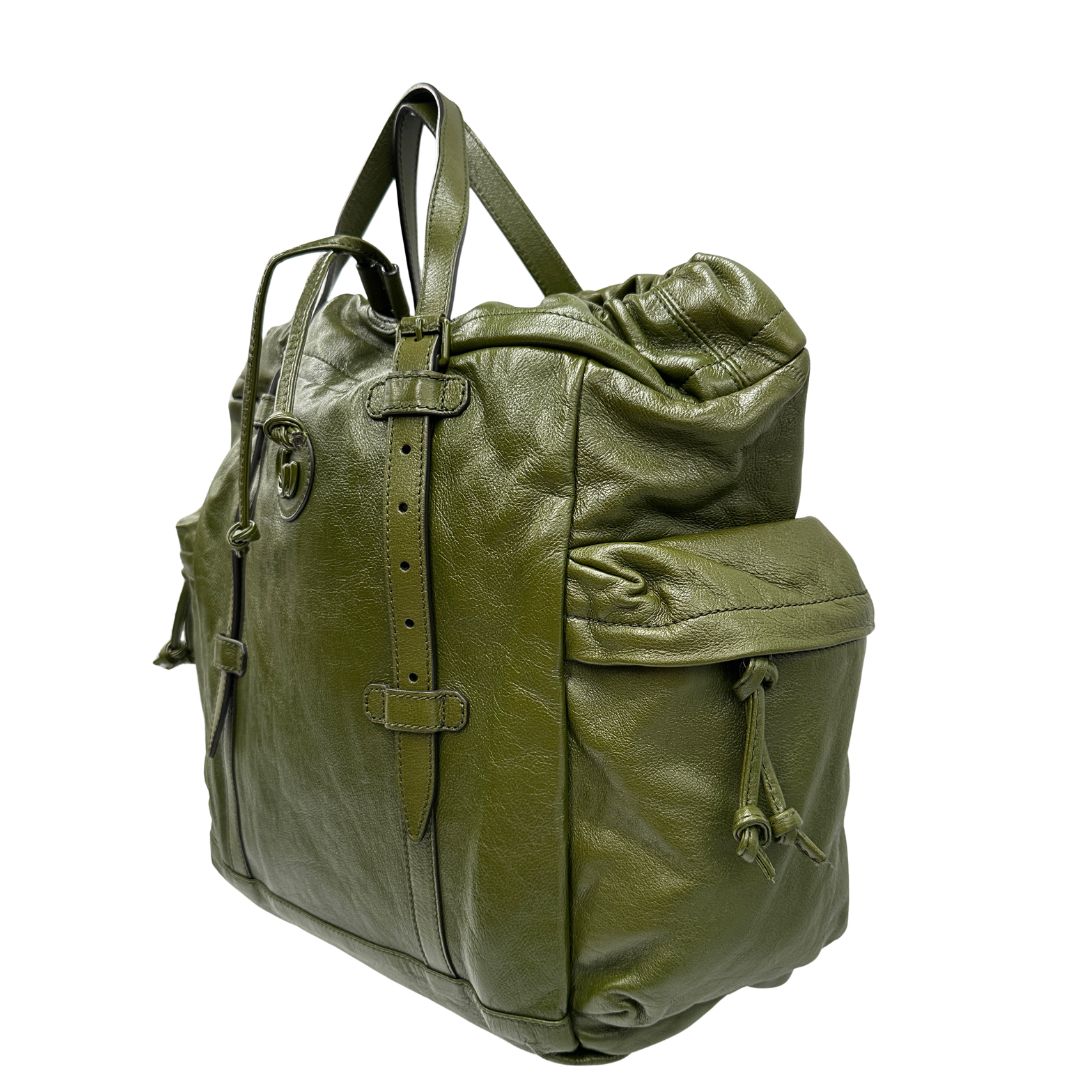 lato  Tote Gucci Monochrome Double G Drawstring in pelle verde con manici regolabili, di lusso, originale, ottime condizioni, usata 