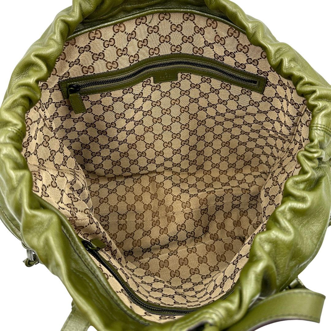 interno  Tote Gucci Monochrome Double G Drawstring in pelle verde con manici regolabili, di lusso, originale, ottime condizioni, usata
