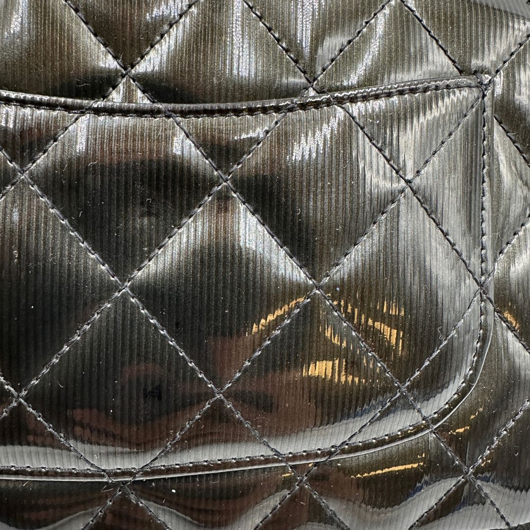 WOC Chanel in pelle verniciata in trama trapuntata verde petrolio e hardware argento, di lusso, originale, ottime condizioni 