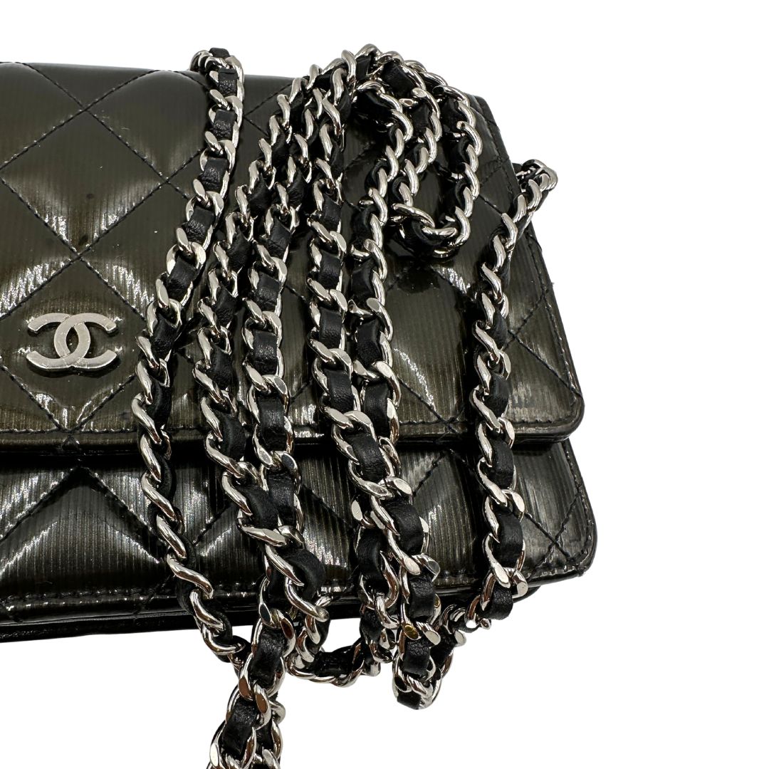 tracolla WOC Chanel in pelle verniciata in trama trapuntata verde petrolio e hardware argento, di lusso, originale, ottime condizioni 