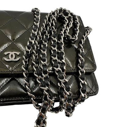 tracolla WOC Chanel in pelle verniciata in trama trapuntata verde petrolio e hardware argento, di lusso, originale, ottime condizioni 