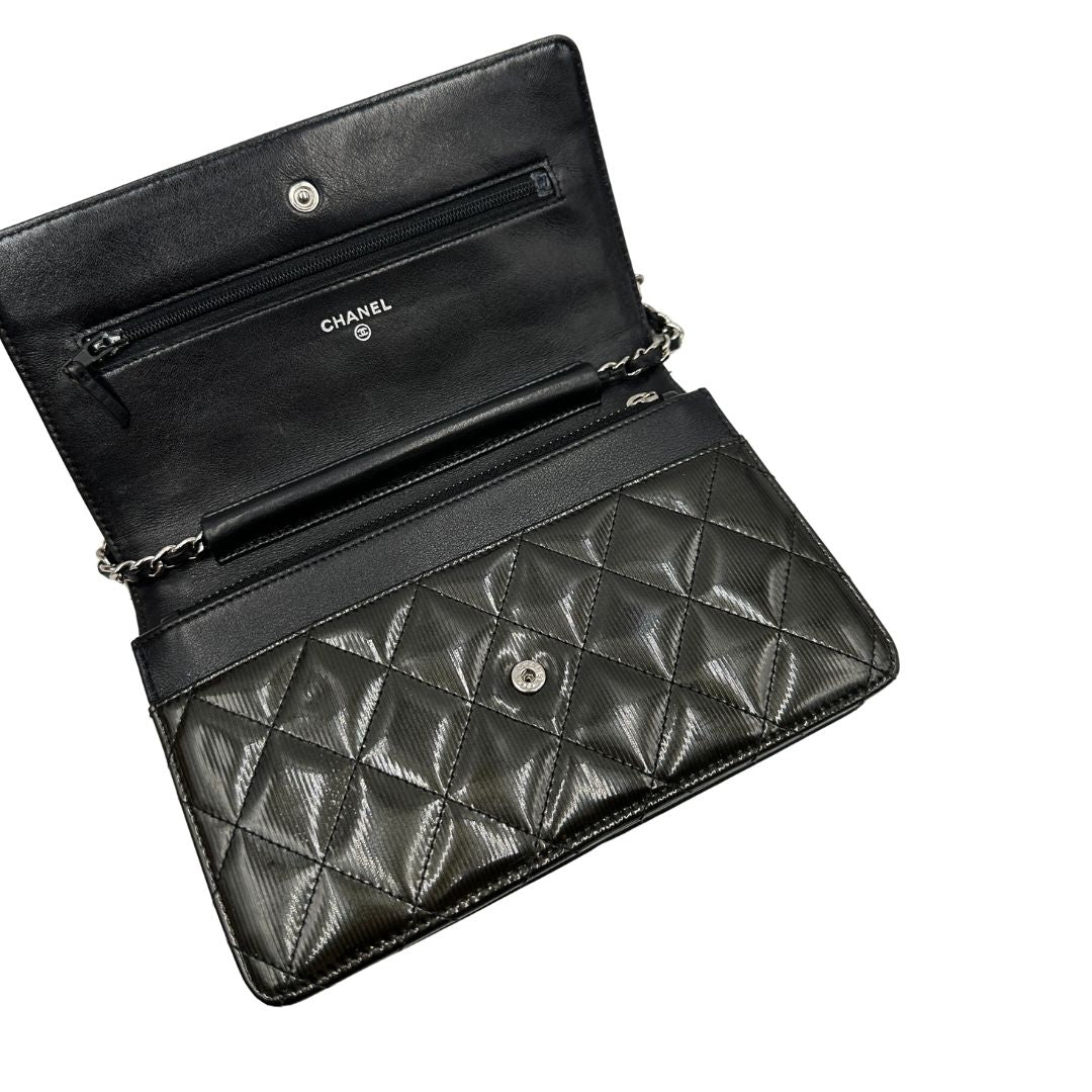 chiusura WOC Chanel in pelle verniciata in trama trapuntata verde petrolio e hardware argento, di lusso, originale, ottime condizioni 