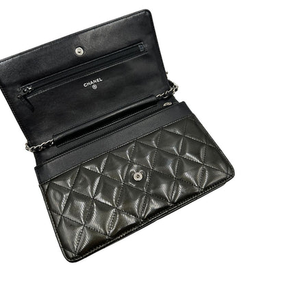 chiusura WOC Chanel in pelle verniciata in trama trapuntata verde petrolio e hardware argento, di lusso, originale, ottime condizioni 