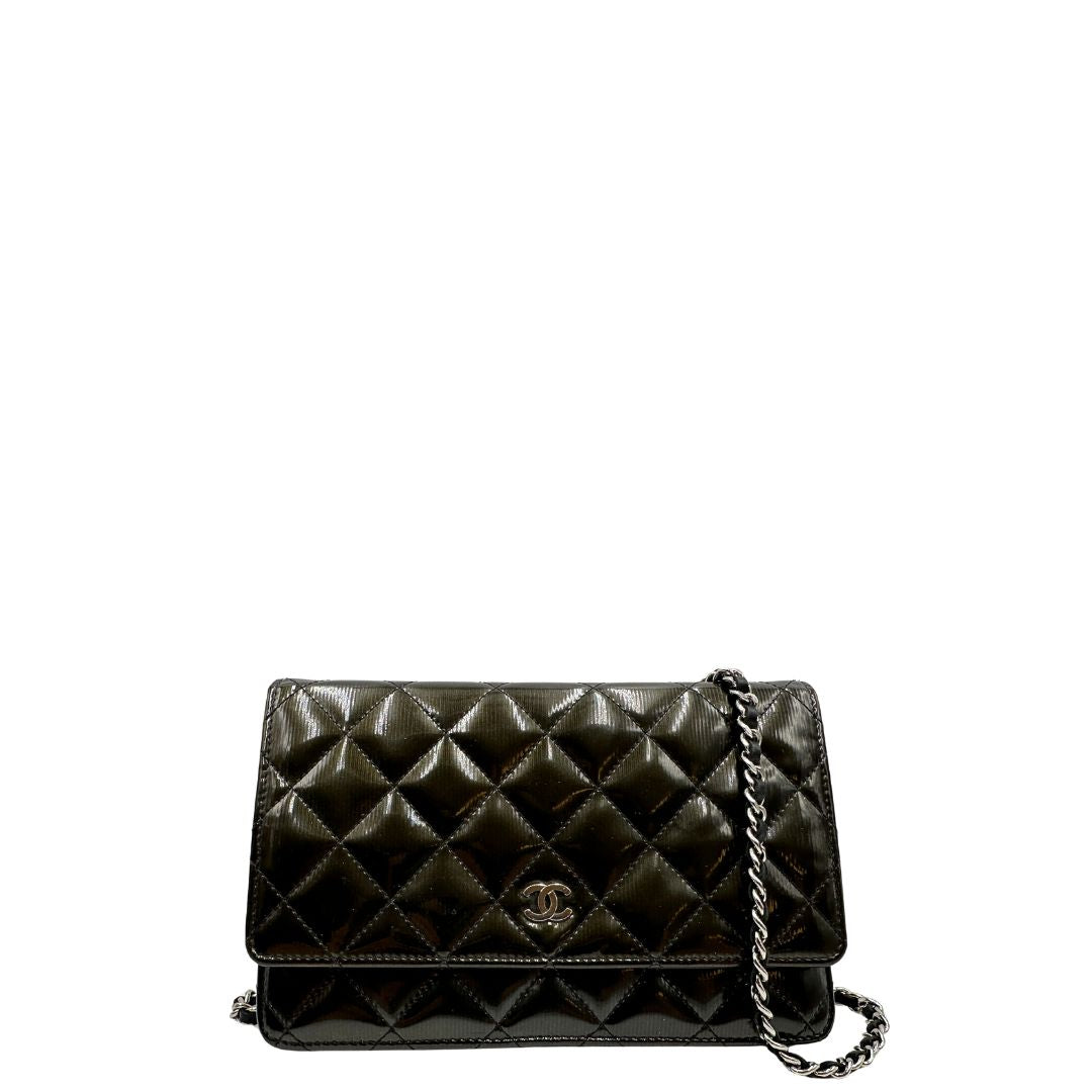 front WOC Chanel in pelle verniciata in trama trapuntata verde petrolio e hardware argento, di lusso, originale, ottime condizioni