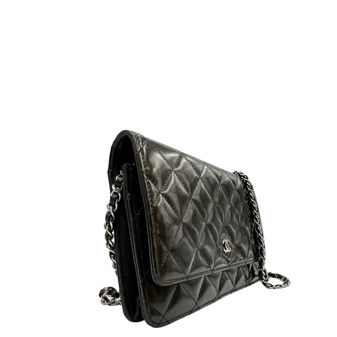 lato WOC Chanel in pelle verniciata in trama trapuntata verde petrolio e hardware argento, di lusso, originale, ottime condizioni 