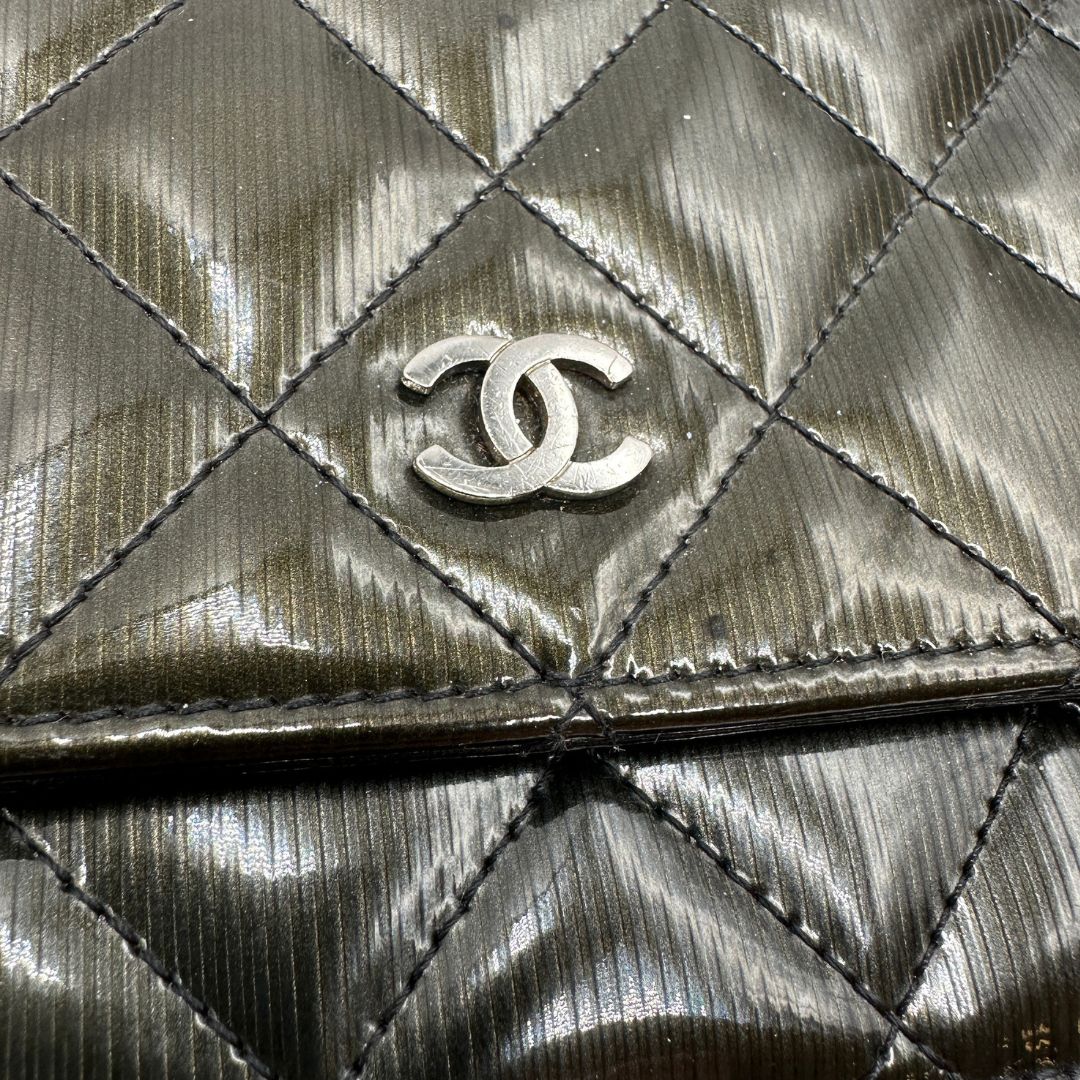  WOC Chanel in pelle verniciata in trama trapuntata verde petrolio e hardware argento, di lusso, originale, ottime condizioni