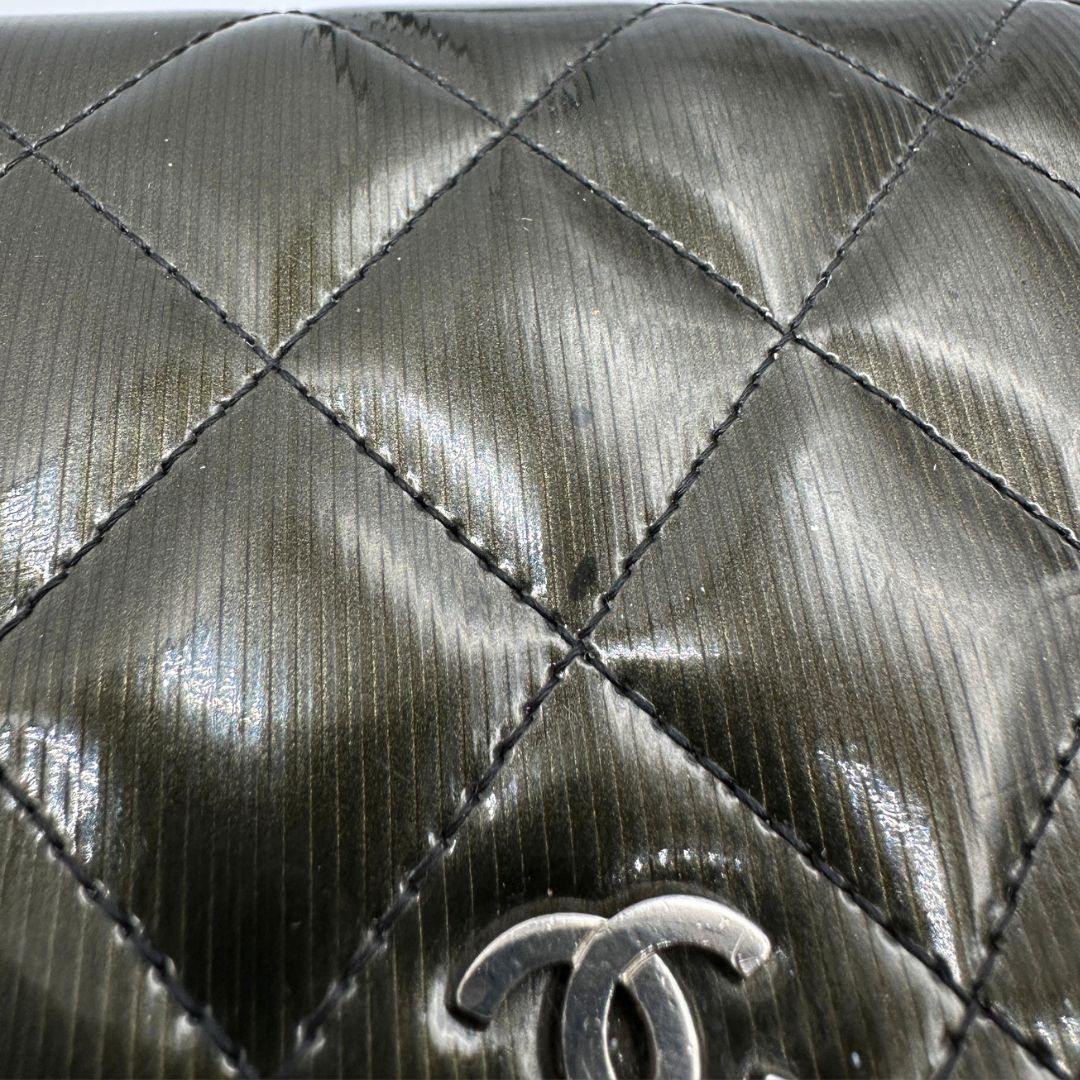 WOC Chanel in pelle verniciata in trama trapuntata verde petrolio e hardware argento, di lusso, originale, ottime condizioni