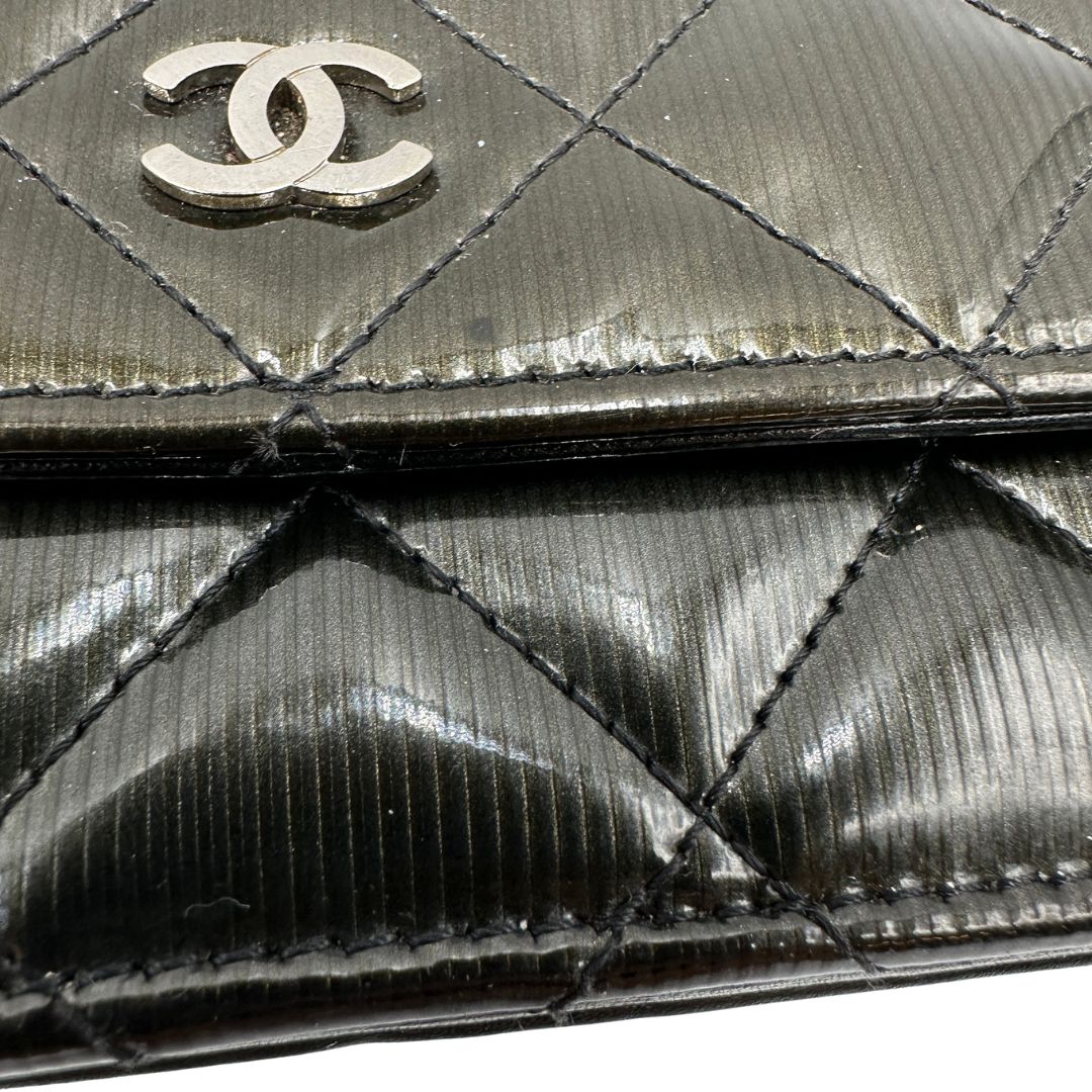 WOC Chanel in pelle verniciata in trama trapuntata verde petrolio e hardware argento, di lusso, originale, ottime condizioni