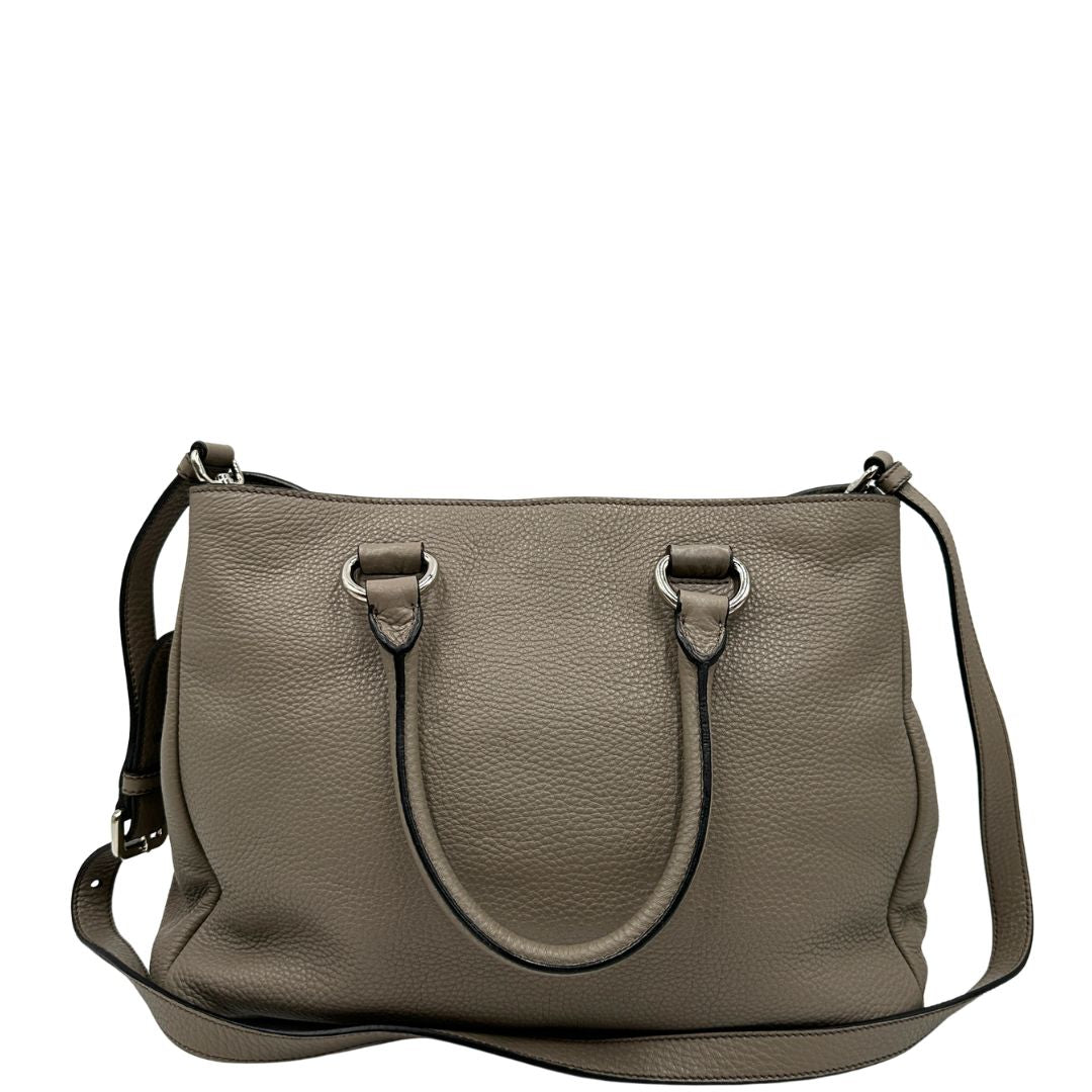 retro Borsa Tote Prada in pelle grigia con hardware argentato, munita di doppi manici e una tracolla amovibile e regolabile