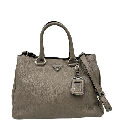 front Borsa Tote Prada in pelle grigia con hardware argentato, munita di doppi manici e una tracolla amovibile e regolabile