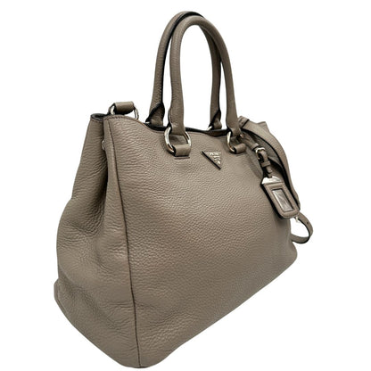 lato Borsa Tote Prada in pelle grigia con hardware argentato, munita di doppi manici e una tracolla amovibile e regolabile 