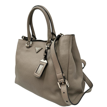 lato Borsa Tote Prada in pelle grigia con hardware argentato, munita di doppi manici e una tracolla amovibile e regolabile 