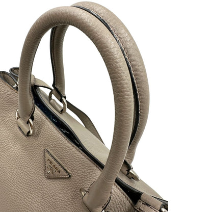 manici Borsa Tote Prada in pelle grigia con hardware argentato, munita di doppi manici e una tracolla amovibile e regolabile